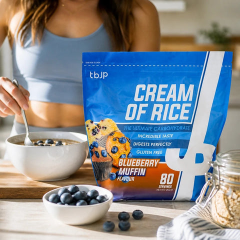 Guiltfree TBJP Cream of Rice o smaku muffinki jagodowej w niebieskim opakowaniu 2kg na kuchennym blacie