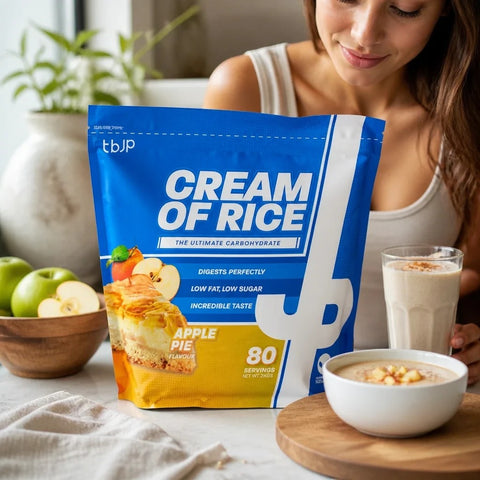 Opakowanie Guiltfree TBJP Cream of Rice o smaku szarlotki obok miseczki z gotowym kleikiem ryżowym i koktajlem