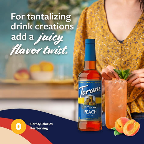 Guiltfree syrop Torani Peach bez cukru w szklanej butelce obok szklanki z brzoskwiniowym napojem i świeżymi owocami