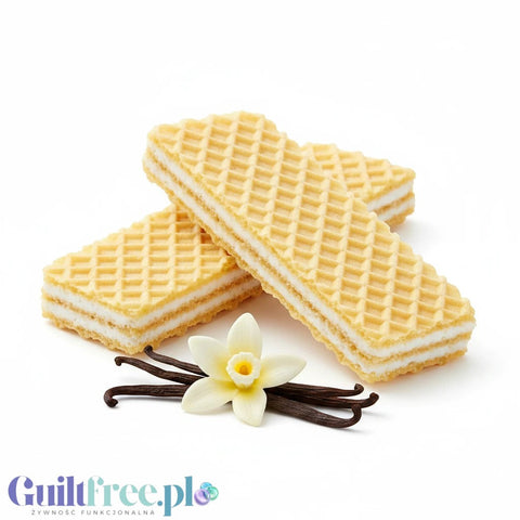 Chrupiące wafle Guiltfree z kremem waniliowym bez dodatku cukru, ozdobione kwiatem i laską wanilii na białym tle.