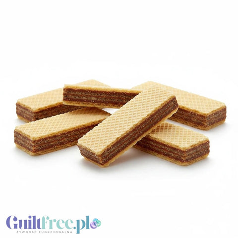 Wegańskie mini wafelki Guiltfree z kremem kakaowym bez dodatku cukru, ułożone w stos na białym tle.