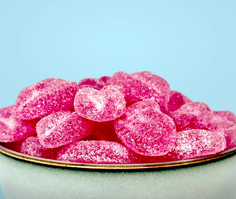 Guiltfree wegańskie żelki Sweet Switch Lucky Lips w kształcie różowych ust o smaku malinowym w miseczce