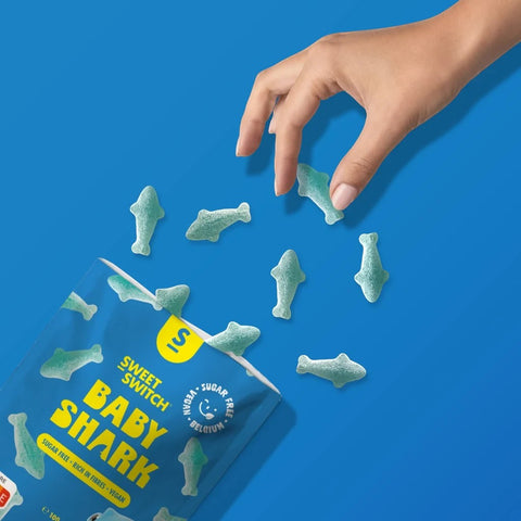 Guiltfree Sweet Switch Baby Shark, wegańskie żelki borówkowe bez cukru w kształcie rekinów wysypujące się z opakowania