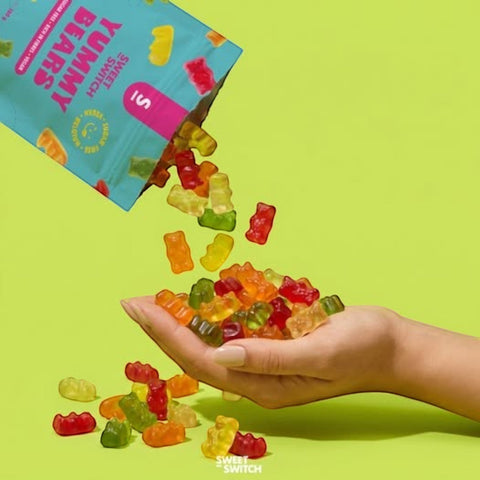 Wegańskie żelki misie Sweet Switch Yummy Bears bez cukru i glutenu wysypujące się z opakowania na dłoń