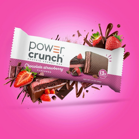 Wafelek proteinowy Power Crunch o smaku czekolady i truskawki w opakowaniu z grafiką owoców i czekolady